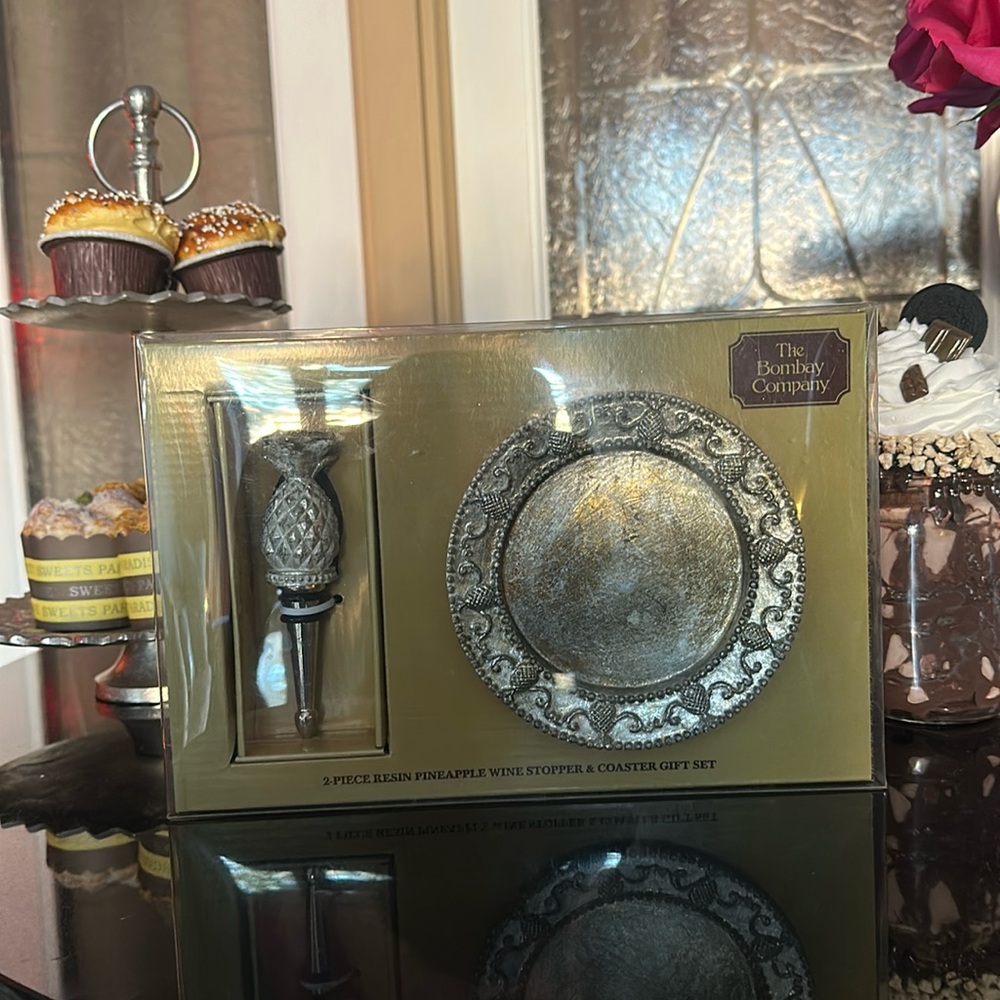 The Bombay Company 2 pcs resin wine stopper and coaster gift set